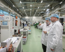 Lith-PM-visit-factory-tour