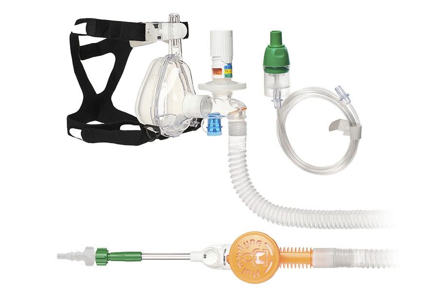 O2-MAX® Trio sistema su AGA Quik-Connect™, smoothbore lygiasienis vamzdelis, 3-SET™ reguliuojamu PEEP vožtuvu, purkštuvas ir BiTrac® ED kauke, suaugusiems, vidutinio dydžio 
